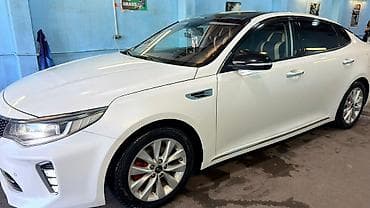 Kia K5 sedan – ağ rəng, aerodinamik kuzov və LED arxa işıqlar. GDi — 7