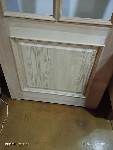 taxta qapi sekilleri: Şüşəli taxta qapı - Material: təbii ağac (şah damarları görünən) — 2