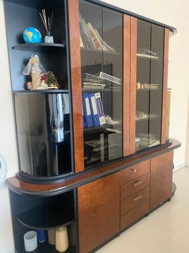 Bitkilər: Qara və qəhvəyi rənglərdə işlənmiş ofis mebeli dəsti. Dəstə böyük — 3