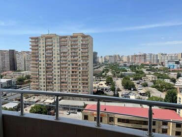 8 mikrorayon: 8 Noyabr metro stansiyasının girişi ilə üzbəüz 3 otaqlı təmirli ev — 8