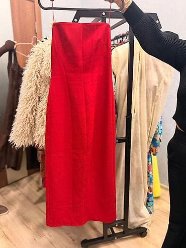 Jiletlər: Qırmızı, qayçı kəsimli, strapless (askısız) midi don. - Rəng: Canlı — 1