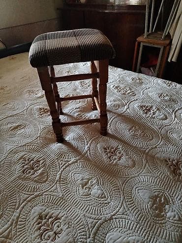 Yastı oturacaqlı taxta taburetka - Material: bərk ağac karkas