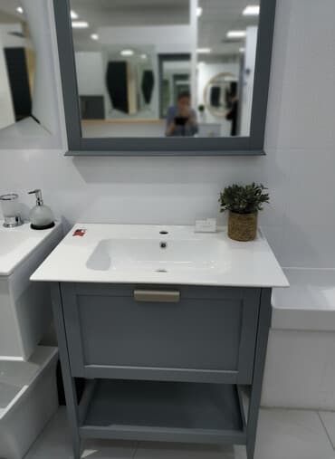 столешницы для ванной комнаты: Bu, hamam otağı üçün nəzərdə tutulmuş, qəhvəyi rəngli taxta ayaqlı, ağ — 1