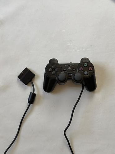 playstatio: PlayStation 2 oyun konsolu dəsti. Dəstə şəkildə görünənlər daxildir — 3
