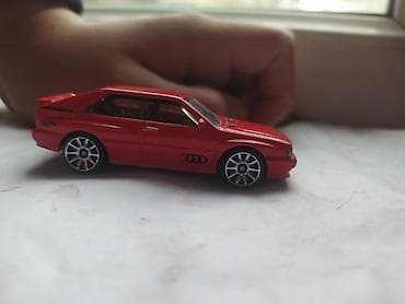 mini disk: Qırmızı rəngli miniatura avtomobil modeli – Audi Quattro - Miqyas — 4