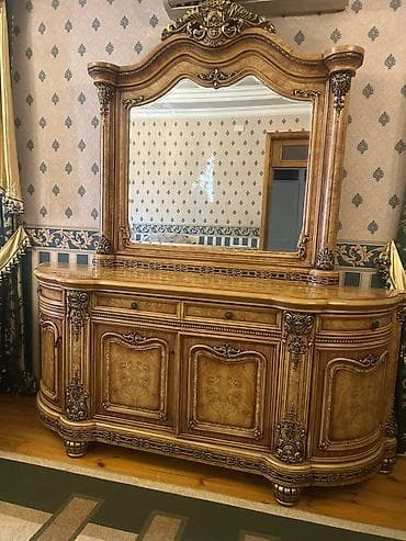 reception masa: Qonaq otağı üçün klassik üslubda mebel dəsti təqdim olunur. Dəstə — 1