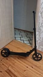 трюковой самокат в бишкеке: Şəhər üçün böyük təkərli skuter - Rəng: qara, minimalistik dizayn - — 1