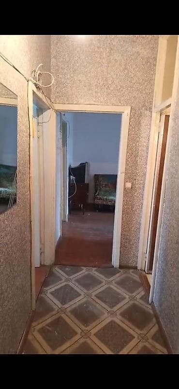 Mənzillər: Mənzil ailəyə verilir qiyməti 400 manat ofis haqqi 120 manat. soyuducu — 1