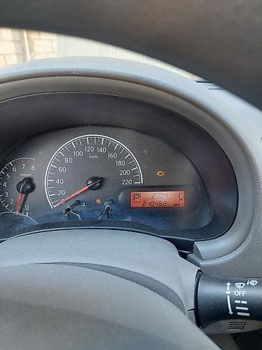 vaz 2106 abilsofka: Nissan Sunny sedan – ağ rəng, AZ nömrə nişanı ilə. Şəhər üçün — 4