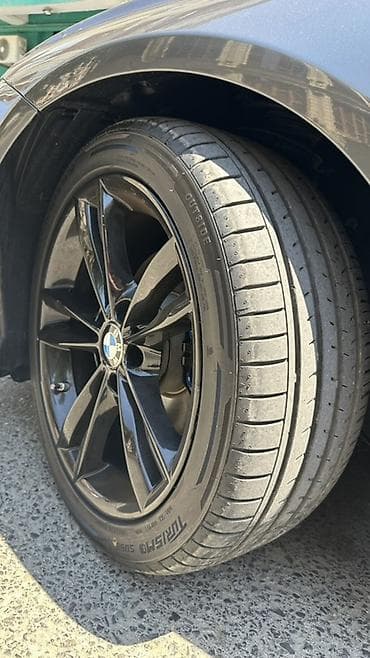 BMW üçün orijinal qara yüngül lehimli disklər və yay təkərləri dəsti