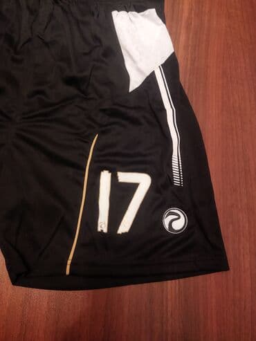 футбольная форма новая: Futbol oyunu dəsti.Yenidir etiketi üstündə.Yaxası üçbucaq formasında — 6