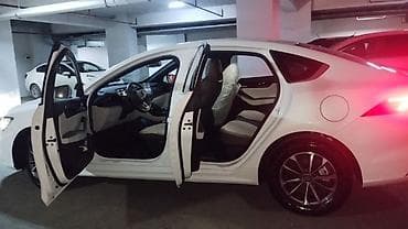 BYD Qin Plus DM-i sedan - Kuzov: ağ rəngli 4 qapılı sedan — 8