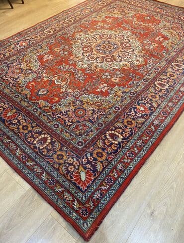 ən gözəl bayraq şəkilləri: Dekorativ stend ağ rəngli güllər, qızılı naxışlı ürəklər, qırmızı — 1