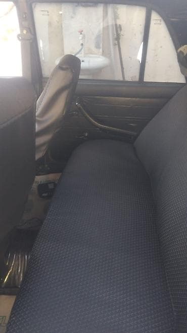 byd diski: LADA 2107 sedan təqdim olunur. Avtomobil qara rəngdədir və klassik — 5