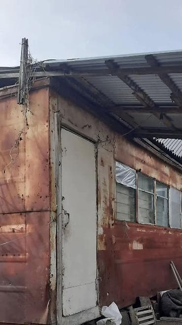 Konteynerlər: Metal konteyner (vaqon tipli) – müvəqqəti ofis, anbar və ya ustaxana — 1