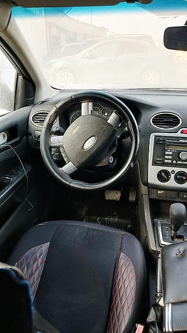 Ford Focus hatchback (ağ rəng) - Kuzov: 5 qapılı hatchback, sağ ön lalafo.az -da Ford Focus hatchback (ağ rəng) - Kuzov: 5 qapılı hatchback, sağ ön