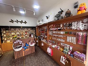 Rəf vitrinləri: Mağaza vitrini və masa satılır. 3 hissədən ibarət mağaza vitrini və — 7