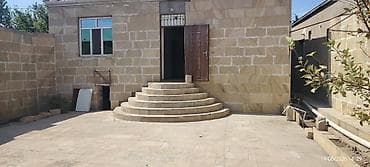 Hovsan kanecni kiraye verlir Həyət evi daş üzlü fasadla tikilib və