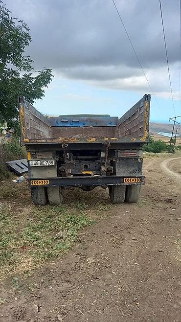 satisda olan traktorlar: MAZ dumper yük maşını - Marka/model: MAZ (ön paneldə MAZ emblemi) - — 4