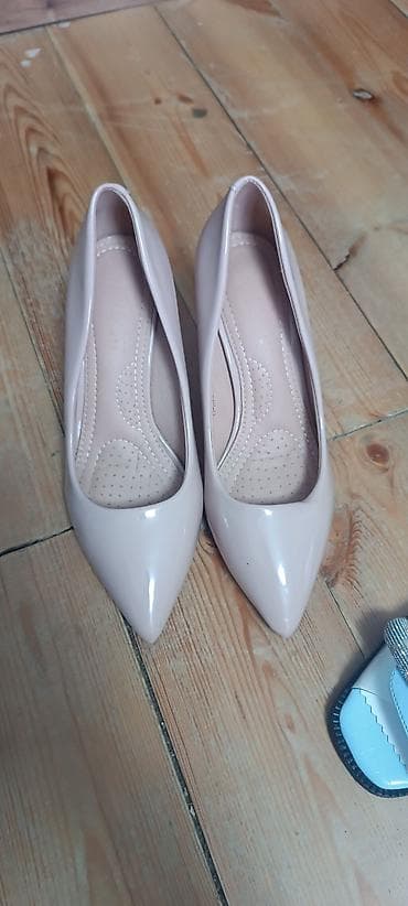 Qadın klassik tuflisi – krem/şampan rəngi, parlaq lak örtüklü. Ucu — 2