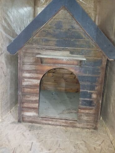 Taxta it evi - Material: təbii taxtadan yığılmış, xarici tərəfi üfüqi