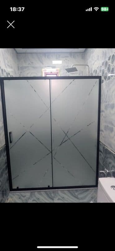 duş kabine: Banyoda istifadə üçün nəzərdə tutulmuş, mat şüşəli və müasir dizaynlı — 2