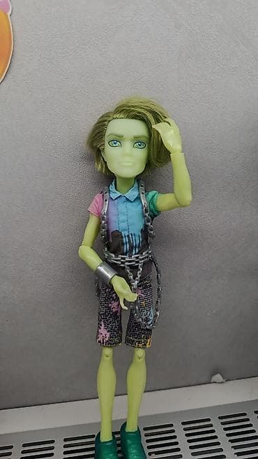 kukla bratz: Monster high - Рorter geiss - Yaşıl tonlarda bədən və saç, yanlara dar — 1