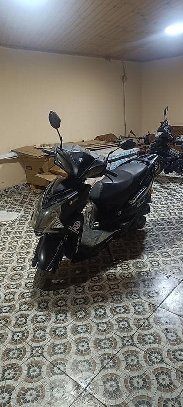 mercedes benz disk: Qara rəngli şəhər skuter/moped - Rəng: qara, idman üslublu kuzov - — 1
