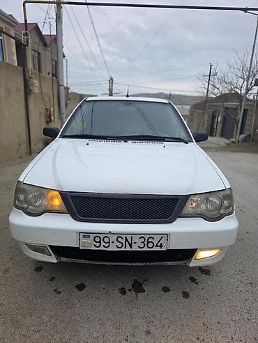 Avtomobil: Daewoo Nexia (sedan), ağ rəng Dövlət nömrə nişanı
