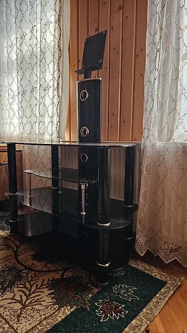 Düz TV altlığı, Polkalı, Şüşəli