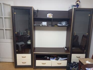 şuşə stol: İşlənmiş, Düz TV altlığı, Polkalı, Şüşəli, Belarusiya — 1