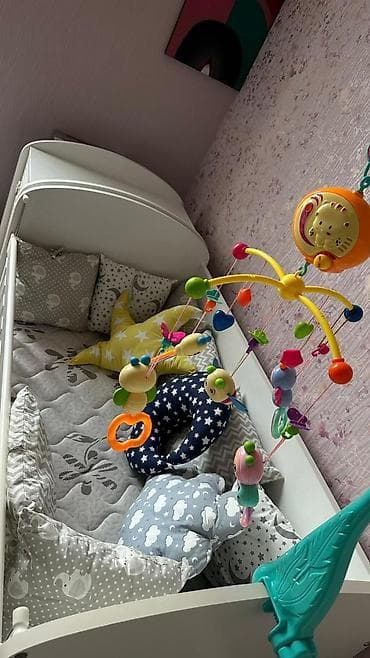 masa ve stullar: Oğlan və qız üçün, Beşik — 3