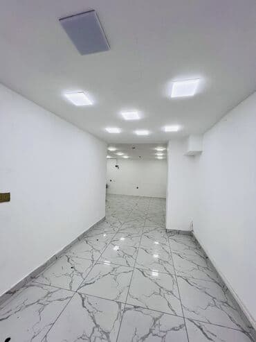 3D panellər: Obyekt icareye verlir Yol kənarın insanların gəlişli gedişli yerinde — 7