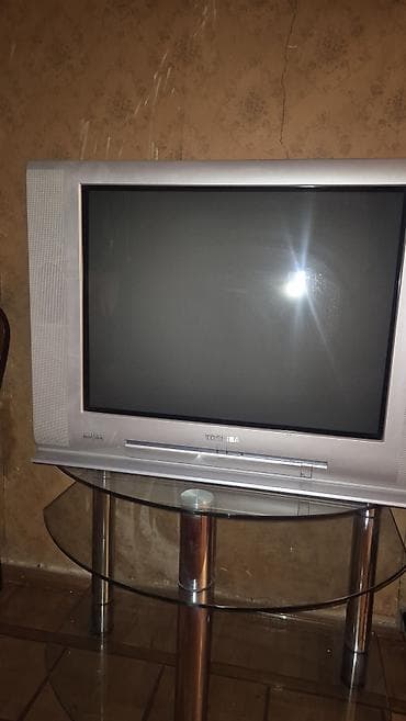 Toshiba kineskop televizor. Gümüşü rəngli korpusda klassik iri — 1