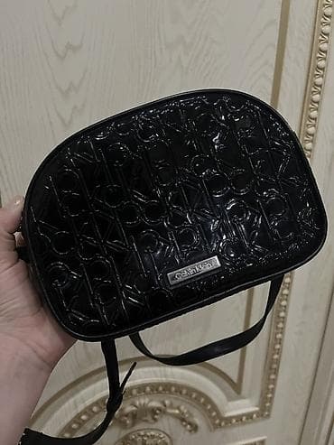 Calvin Klein qadın çantası - Rəng: qara, parlaq laklı səth -