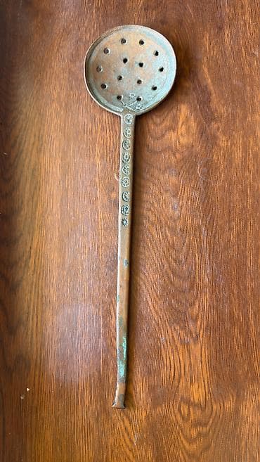 bas gitara: Antik metal süzgəc qaşığı. XIX əsrin sonu – XX əsrin əvvəllərinə aid — 1