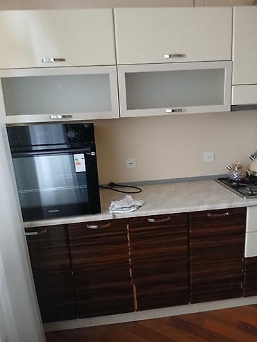 metbext mebil: Mətbəx mebeli dəsti - Yuxarı modullar: krem rəngli, mat şüşəli vitrin — 1