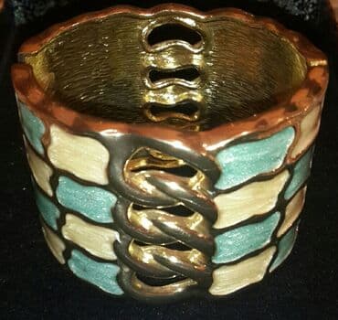 бусы из натурального камня: Enli dizaynı olan metal qolbaq. Qolbağın xarici səthi sarı, ağ və qara — 2