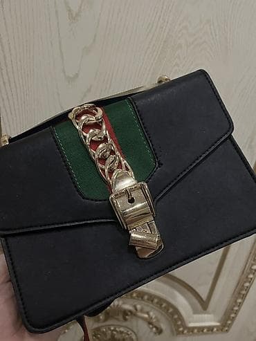 Qadın çiyin çantası - Rəng: qara korpus, ön paneldə yaşıl-qırmızı