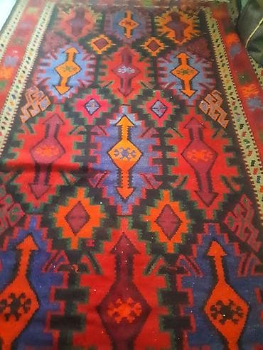 70 ilin yun kilimidir.İşlənməyib.Sandıq malıdır.3.5×2.5 ölçüsündədir