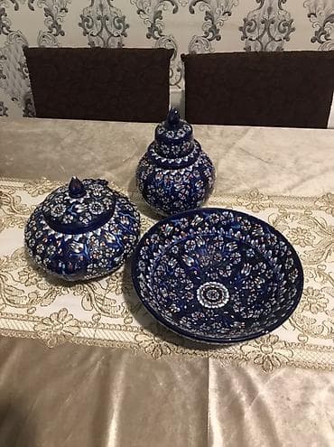 3 hissədən ibarət dekorativ keramik qab dəsti. Dəstə 1 ədəd iri kasa