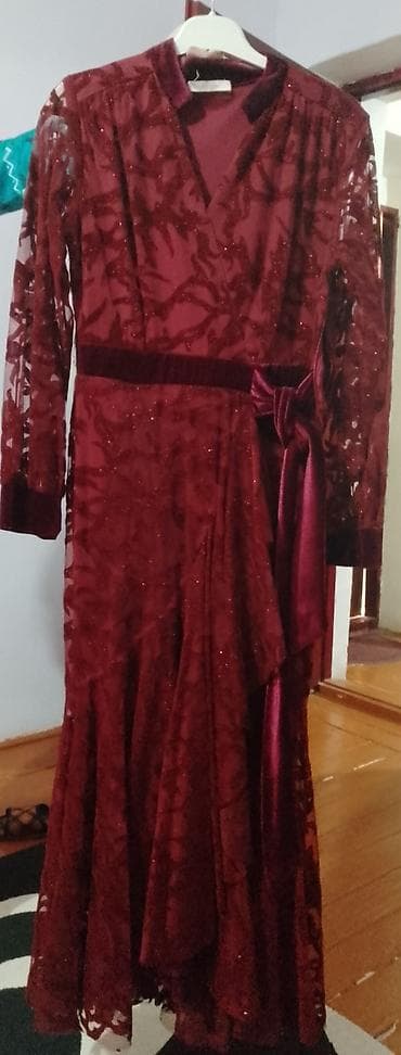 Bordo rəngli zərif ziyafət geyimi - Uzun model, V‑kəsim sinə və