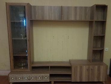 qara ekran sekilleri: TV stendi və vitrinli divar modulu - Material: ağac görünümlü — 3
