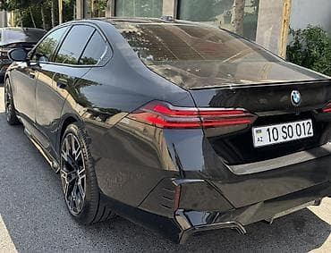 Транспорт: BMW 5 Series (son model nəsil) – sedan, qara rəng, M paketli — 3