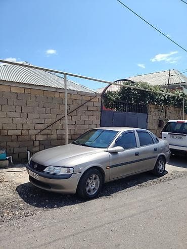Opel Vectra: 1.6 l | 1997 il 435000 km Sedan