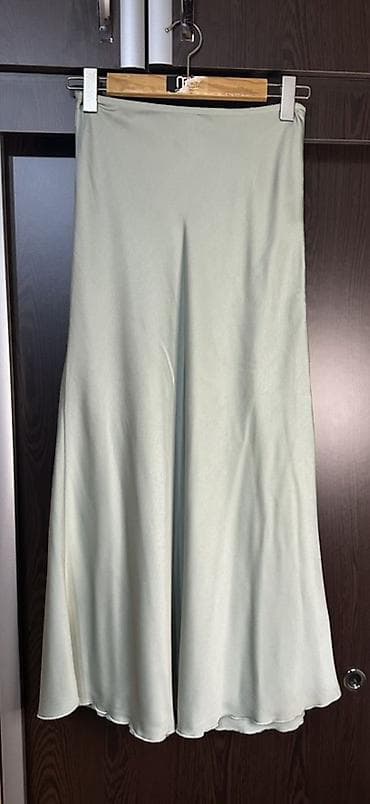 Açıq nanə-yaşıl rəngdə satən effektli ətək. - Kəsim: midiya qədər