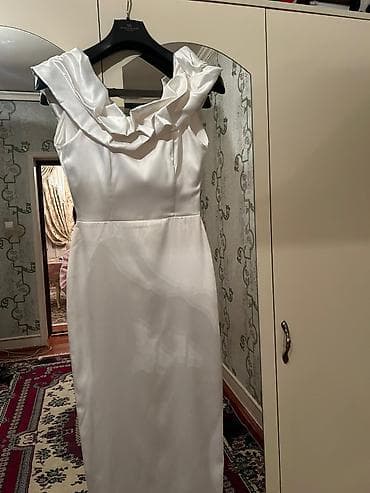 Qadın geyimləri: Ağ rəngli zərif ziyafət/gecə donu - Model: dar siluetli, dizdən aşağı — 3