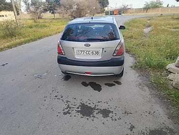 mersedes saat: Kia Rio: 1.4 l | 2005 il Sedan — 5