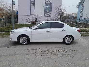 Aksesuarlar və tüninq: Ağ rəngli sedan avtomobil Xüsusiyyətlər: - Kuzov: 4 qapılı sedan, ağ — 1