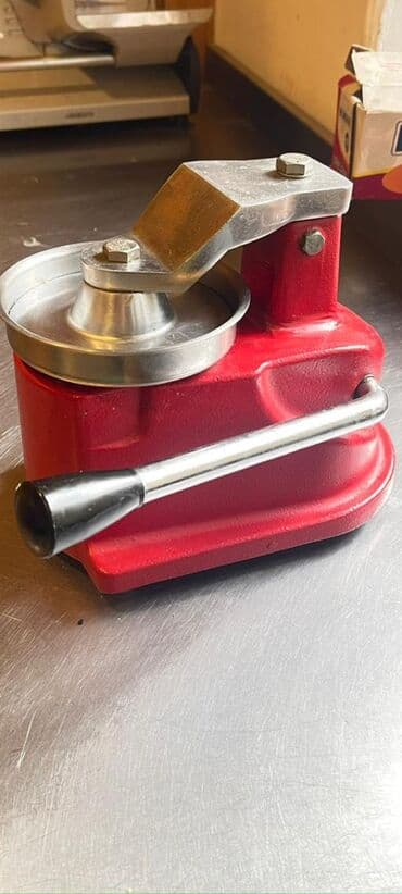dusbere kesen aparat: Manual hamburger press – metal korpuslu, qırmızı gövdə. - Burger — 2
